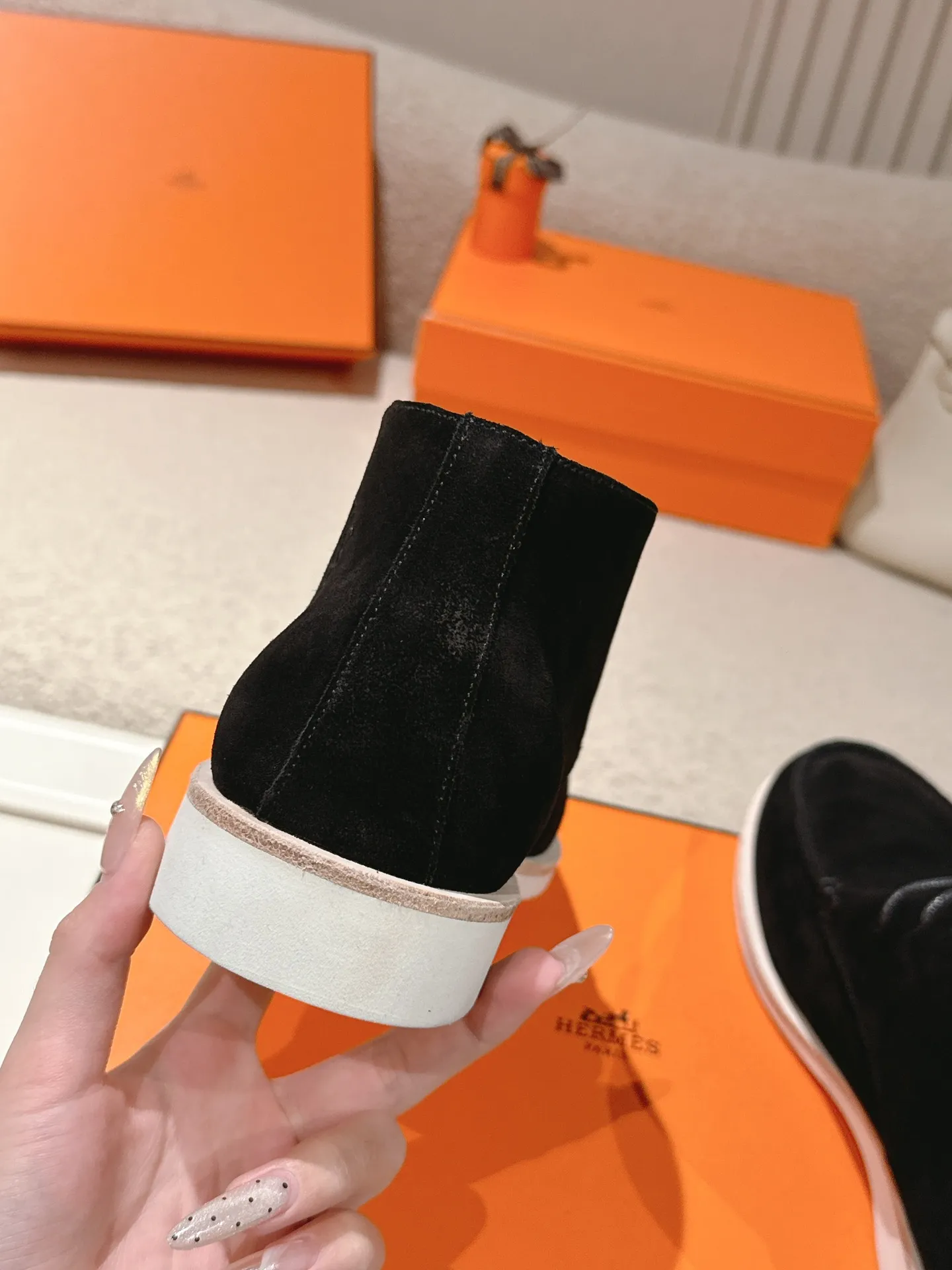 Men's Men's Shoes 660💰 Hermes men's size #26ss calfskin derby shoes, decorated with signature "H Diamant" details for a stylish and casual style. Fabric: Cow suede Lining: Mixed sheep lining Outsole: Genuine leather welt + original TPU Bottom thickness: 3CM Code number: 39-45 (customized at 46.47)